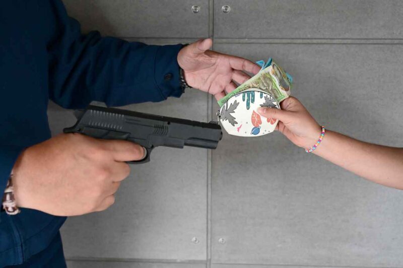 Hasta 15 años de prisión recibirá quien cometa un robo o hurto con un arma falsa.