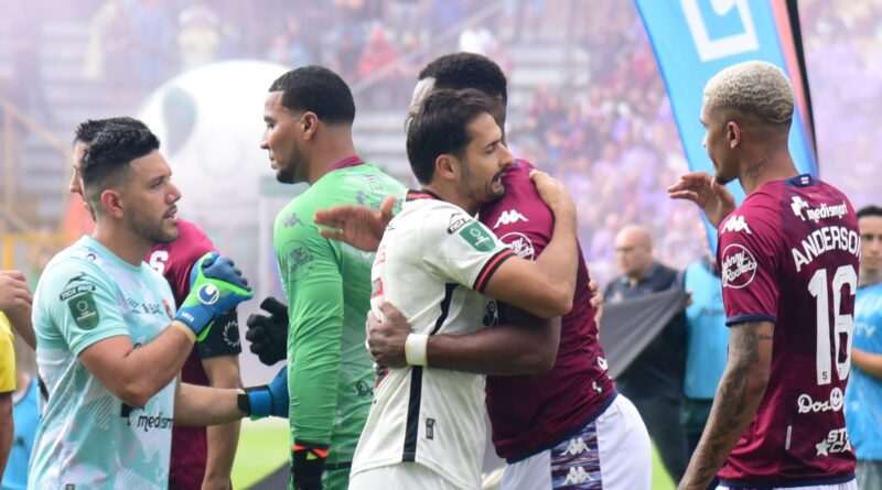 Jugadores de Saprissa y Alajuelense