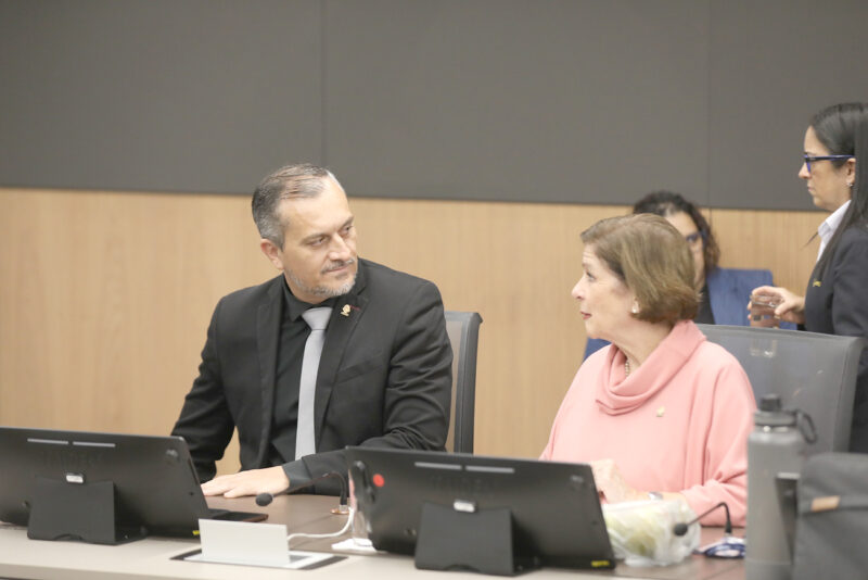 La fracción oficialista dirigida por Pilar Cisneros y Daniel Vargas fue parte de los firmantes de la consulta a la Sala IV.