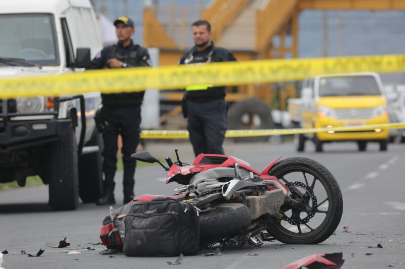 Moto destruida en carretera