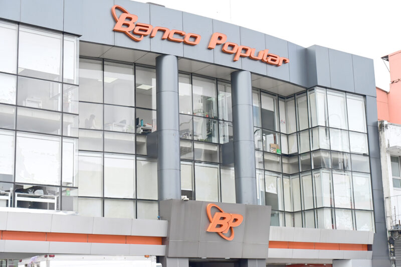 Foto de las afuéras del Banco Popular