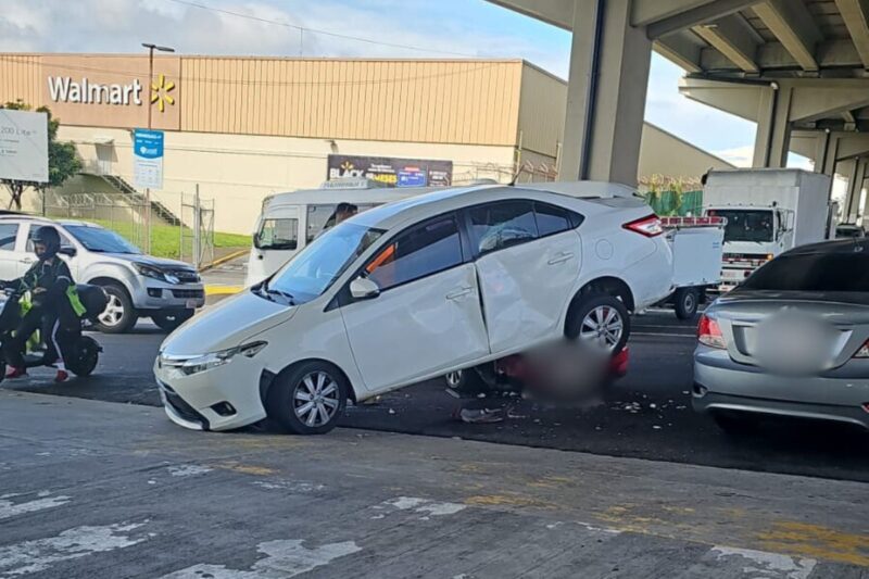 (Fotos): Así fue el choque triple que dejó a mujer prensada en Tibás