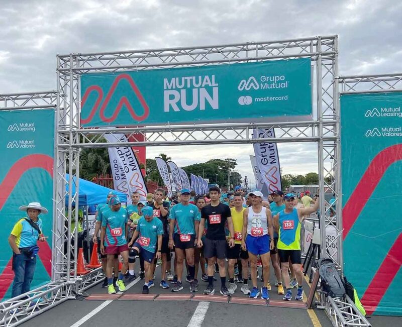 Cientos de corredores madrugaron para ser parte de la Mutual Run.