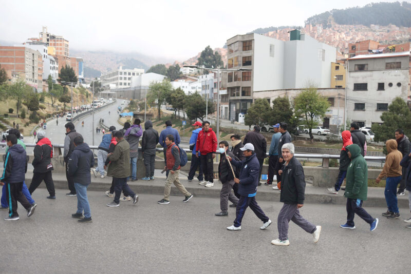 Ciudadanos-se-ven-forzados-a-caminar-debido-a-una-jornada-de-protestas-de-conductores-del-transporte-público-e
