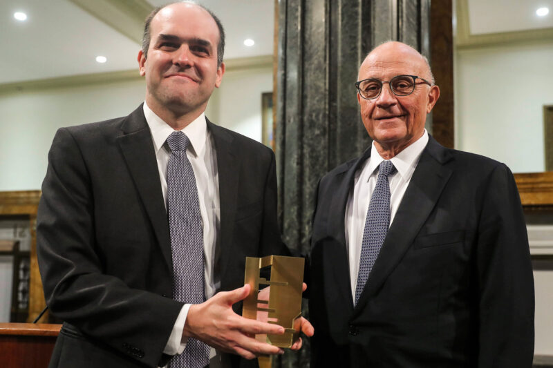 Eduardo Dávila recibe el Premio