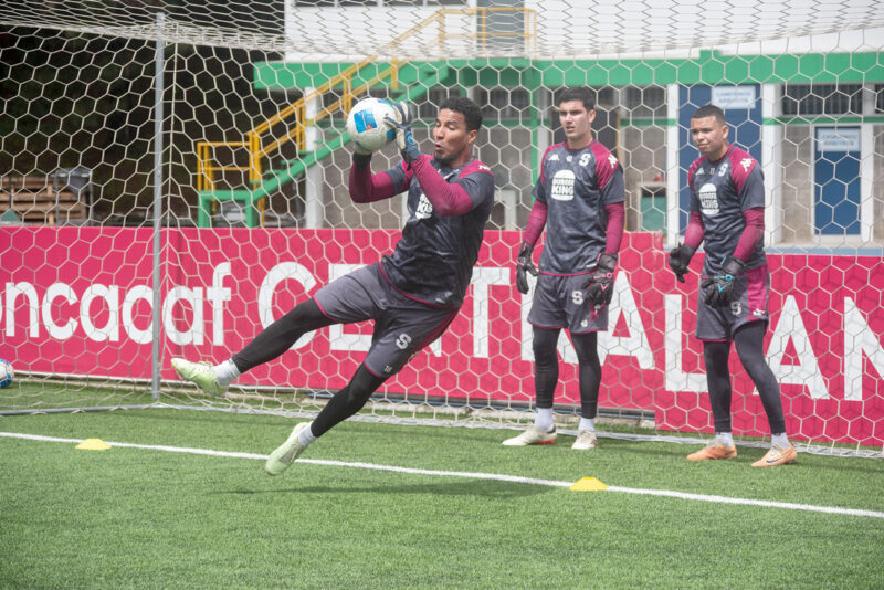 El cuadro morado tuvo una sesión de entrenamiento en la cancha del Estadio Cementos Progreso.