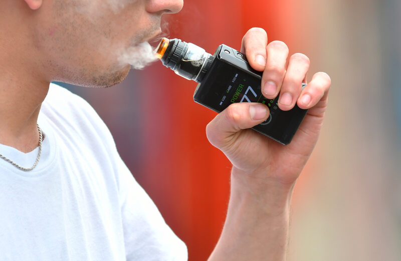 El vapeo se convirtió rápidamente en una moda entre jóvenes y adolescentes.