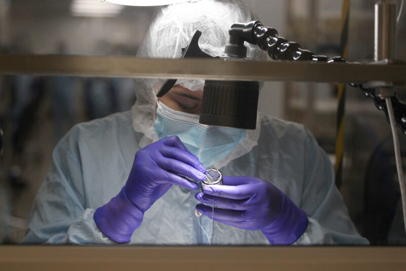 persona en un laboratorio examinando células madre