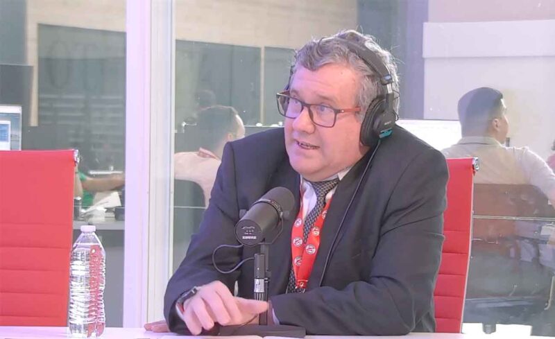 El regulador general Eric Bogantes visitó las instalaciones de Grupo Extra y conversó sobre el nuevo modelo tarifario.