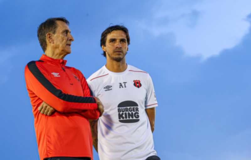 Alexandre Guimarães y Bryan Ruiz reconocieron la cancha del estadio Pensativo.