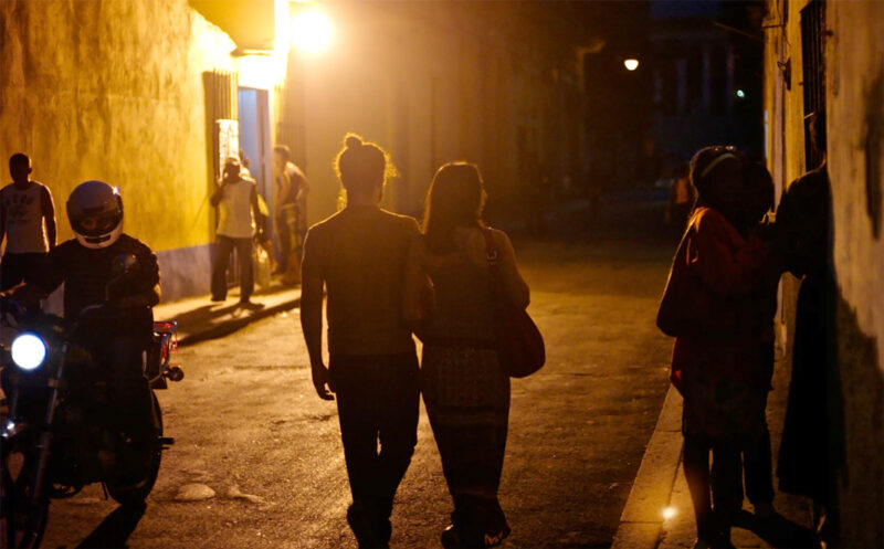 Las calles de La Habana y las principales ciudades de la isla lucen oscuras. El Gobierno culpa al bloqueo impuesto por los Estados Unidos.