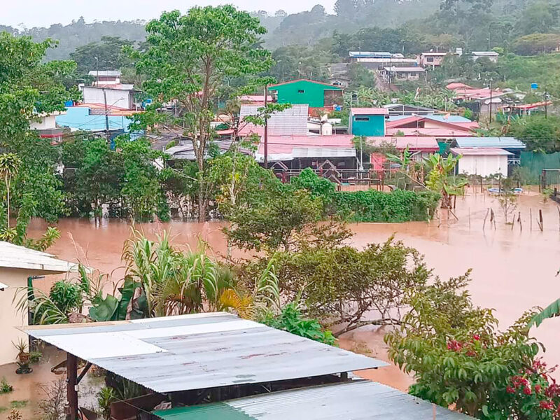Las fuertes lluvias provocaron que una zona con más de tres viviendas se inundara en Puriscal.