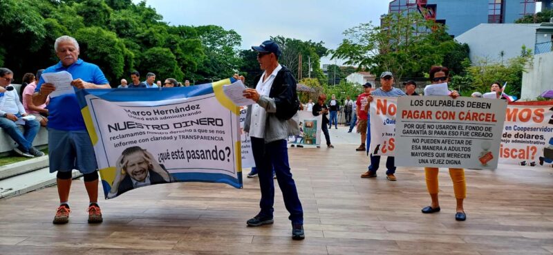 Manifestantes por Coopeservidores 