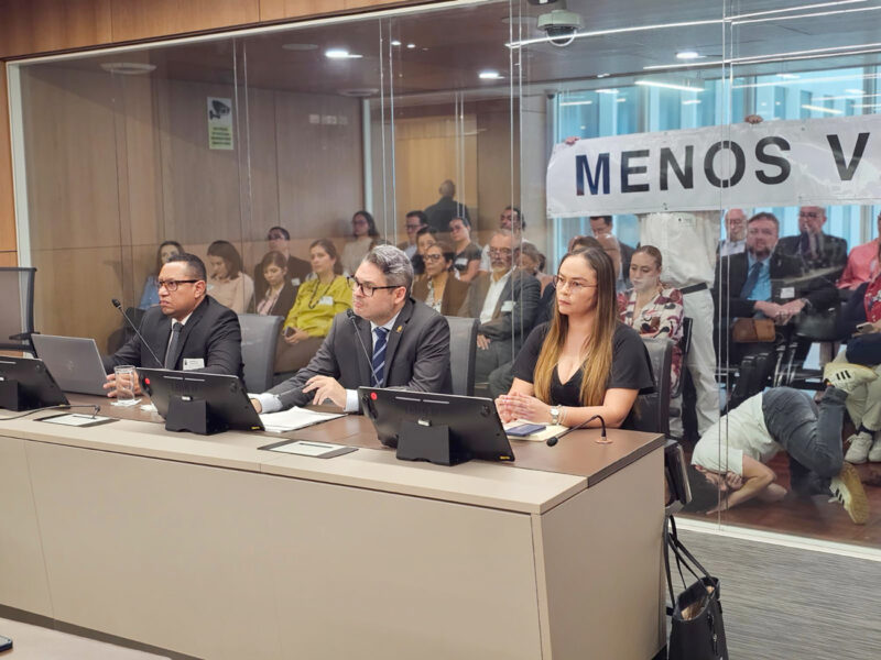 Más de la mitad de la barra del público fue ocupada por altos funcionarios del MCJ.