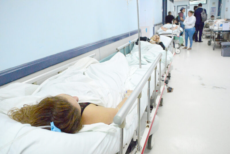 Pese al descenso en el número de casos y hospitalizaciones, las autoridades recuerdan que el covid-19 continúa.