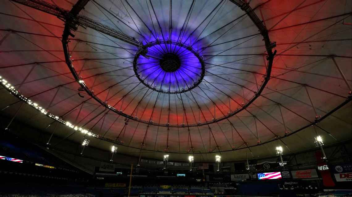 Vientos destruyen el techo del Tropicana Field