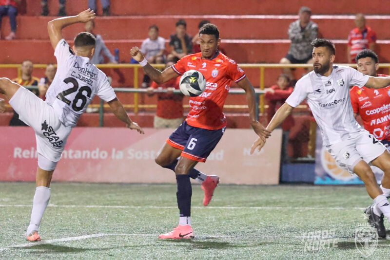 Los Toros y el Team dividieron honores anoche, el punto les sabe mejor a los florenses.