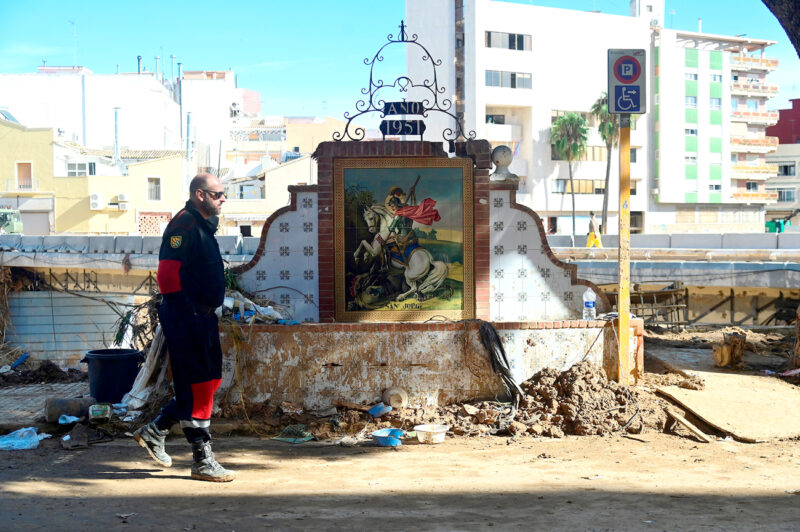 Miles de soldados y policías resguardan las infraestructuras destruidas por el lodo.