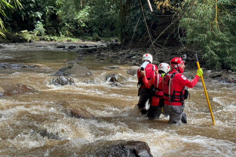 Búsqueda de hombre que se lanzó al río.