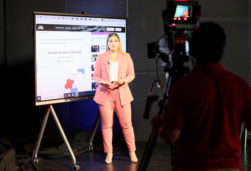 La periodista Angie Cantillo presenta la edición matutina.