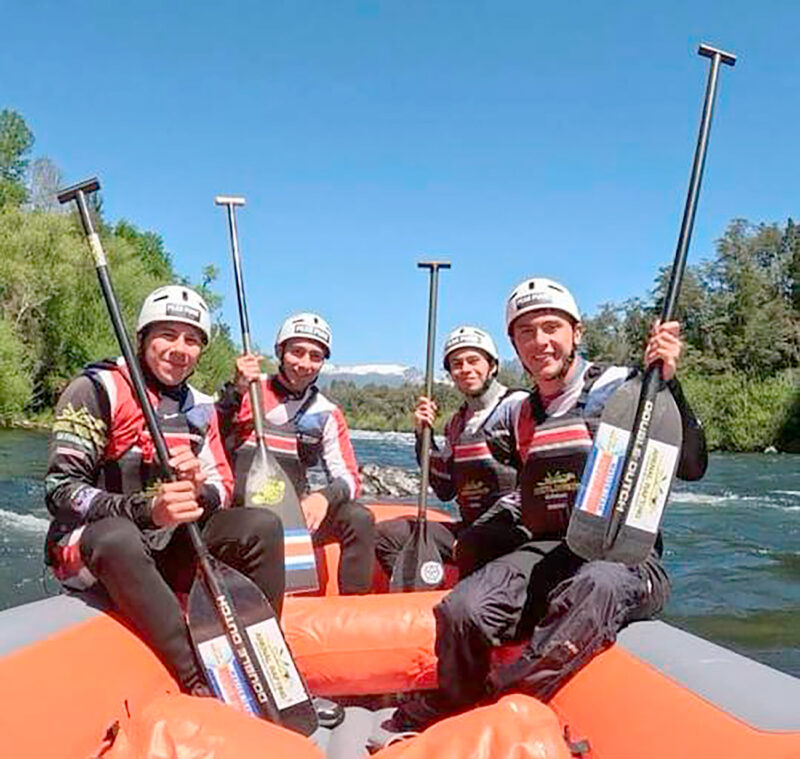 En la balsa, los primos Andrín Segura, Ethan Segura, Johan Segura y Enrique Segura.
