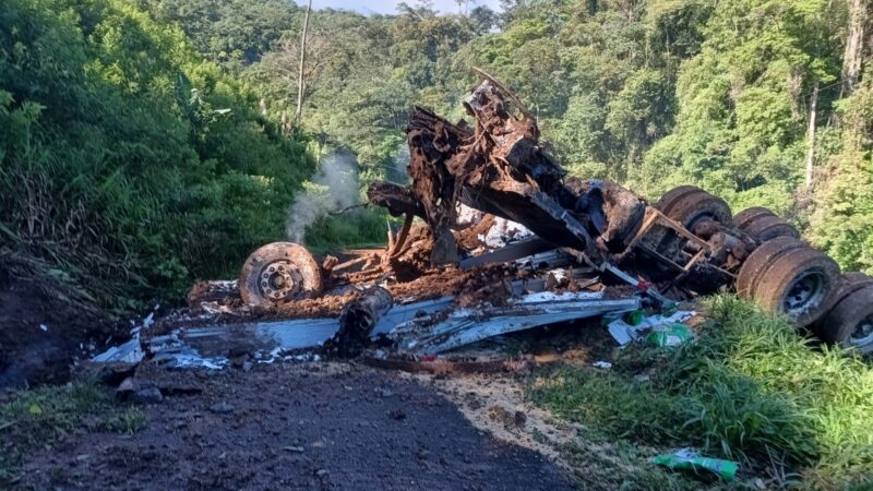 Vuelco de camión deja dos fallecidos