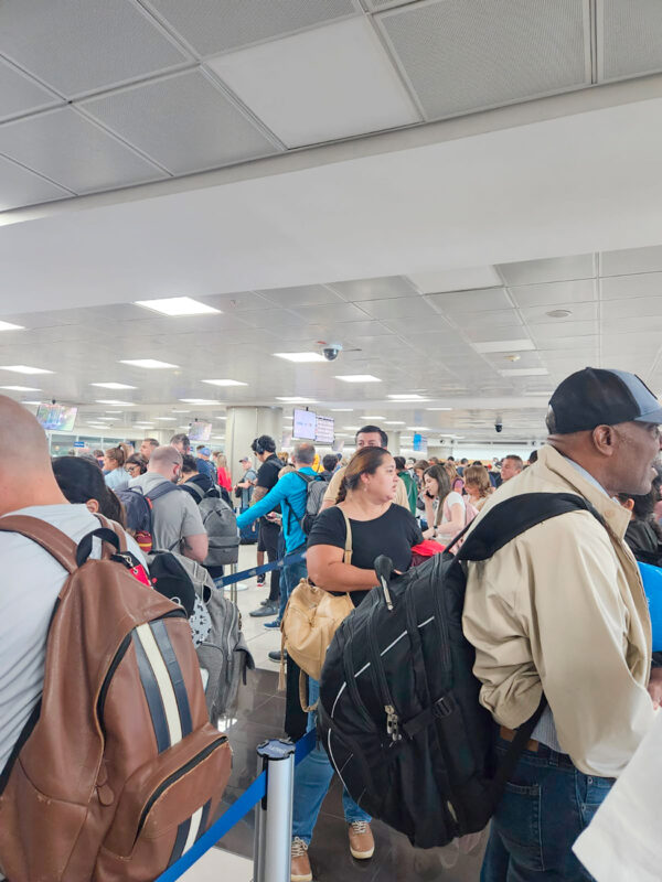 Fila de pasajeros a inicios de noviembre en el Aeropuerto Juan Santamaría.