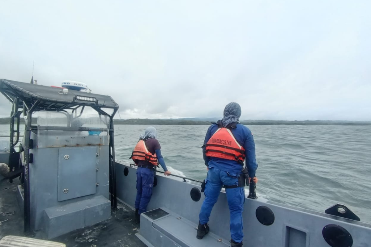 Fuerte viento arrastra a mujer en kayak mar adentro en Flamingo