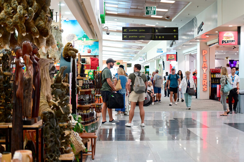 La administración del aeropuerto de Liberia solicitó a los turistas no dirigirse a la terminal.