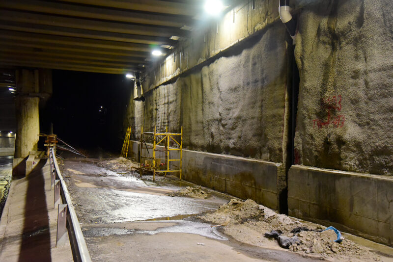 Los andamios continúan en la carretera porque hay obras pendientes.