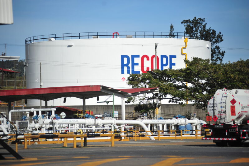 Recope interviene tres tomas ilegales y desmantela un túnel