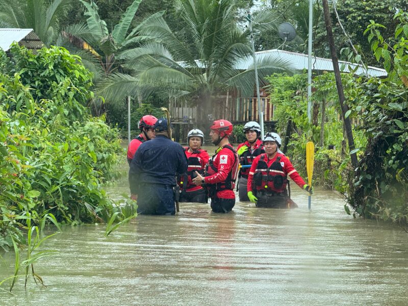 Rescatan a una mujer y 3 niños que quedaron aislados por inundaciones