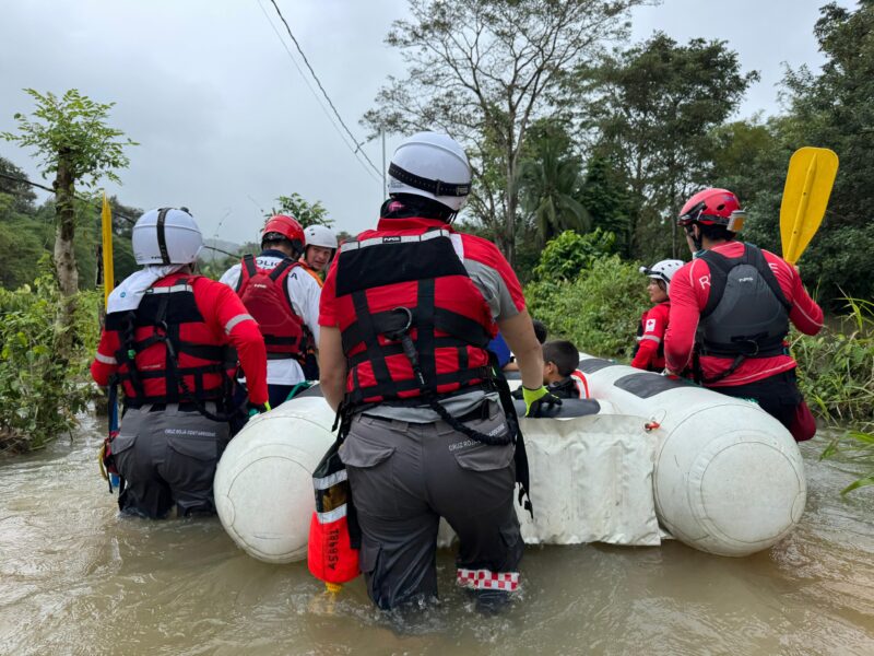 Rescatan a una mujer y 3 niños que quedaron aislados por inundaciones