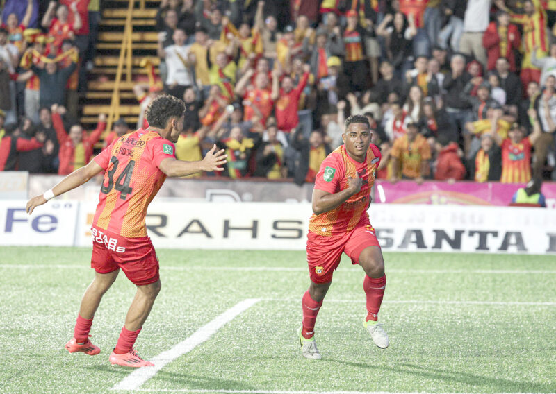 Allan Cruz (der.) fue la estrella de la fase final al anotar seis goles.
