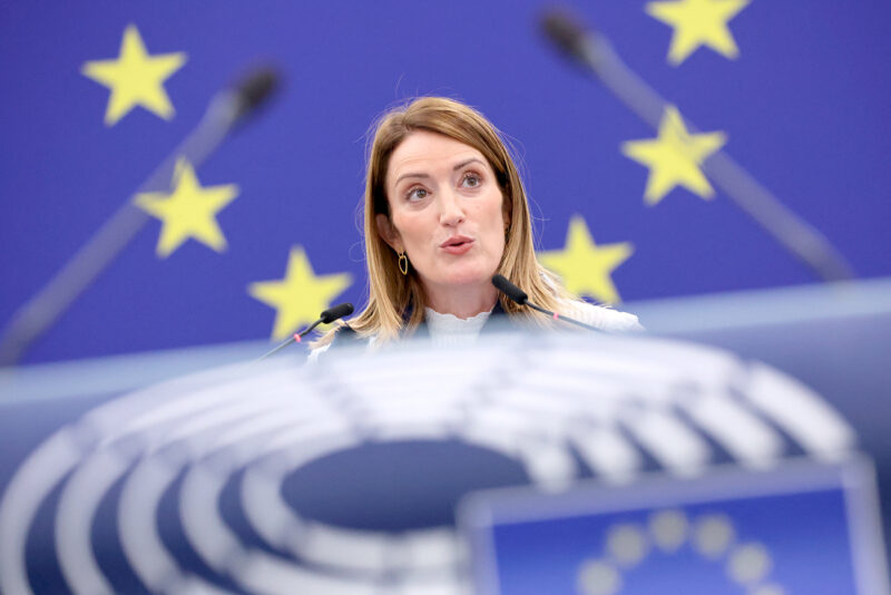 Roberta Metsola preside el Parlamento Europeo.