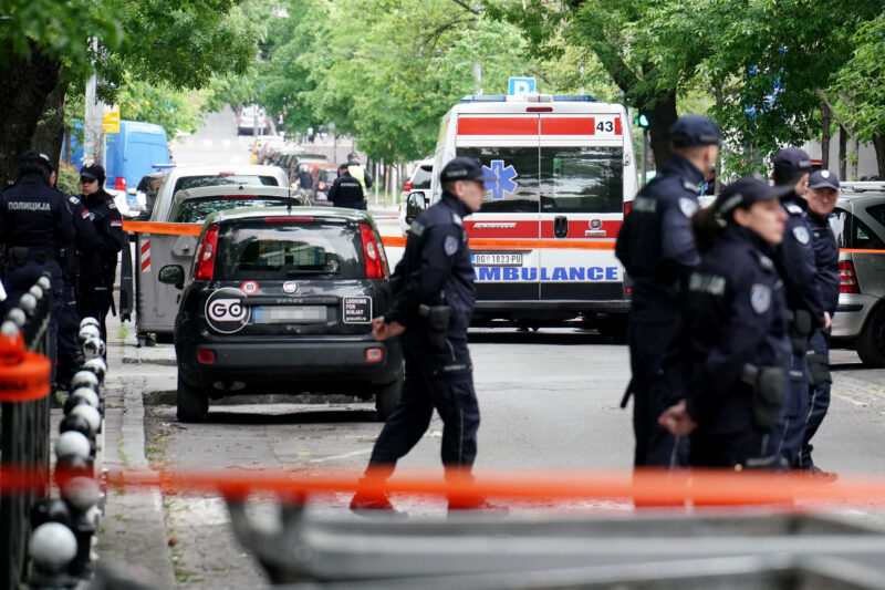 Condenados a cárcel padres de menor que cometió una masacre en Serbia