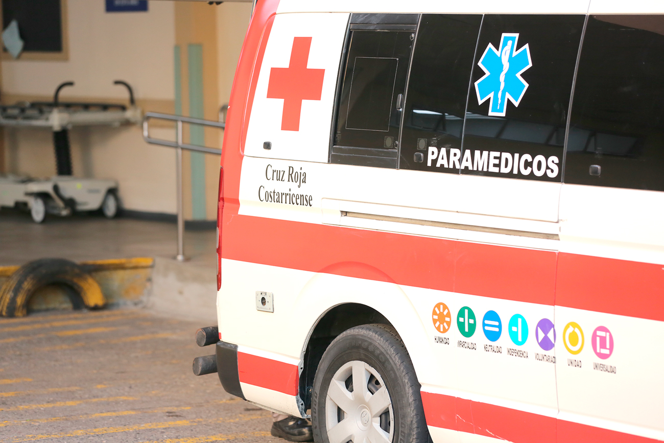 Hombre cae a precipicio de 6 metros en Curridabat