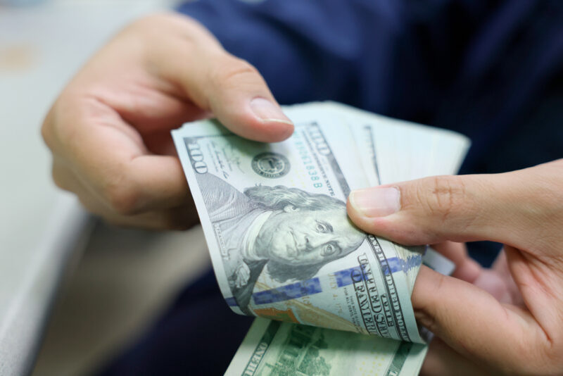 Todas las entidades financieras compraron el dólar por debajo de ¢500.