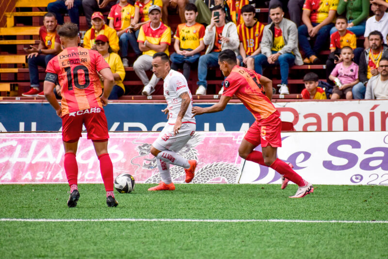 El Santos le hizo la vida imposible al Herediano en el Carlos Alvarado.