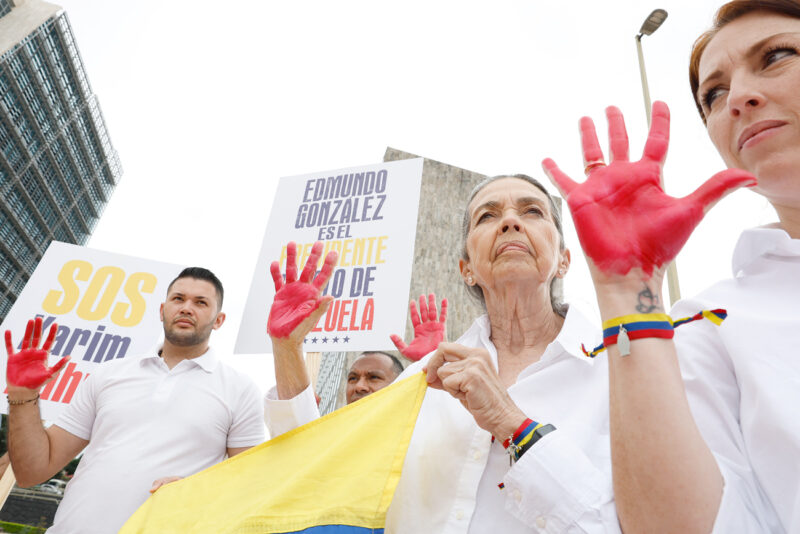 Venezolanos se reunieron en Tribunales de Justicia en San José.