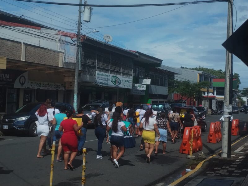 Familia y vecinos piden justicia por desaparición de joven en Limón (2)