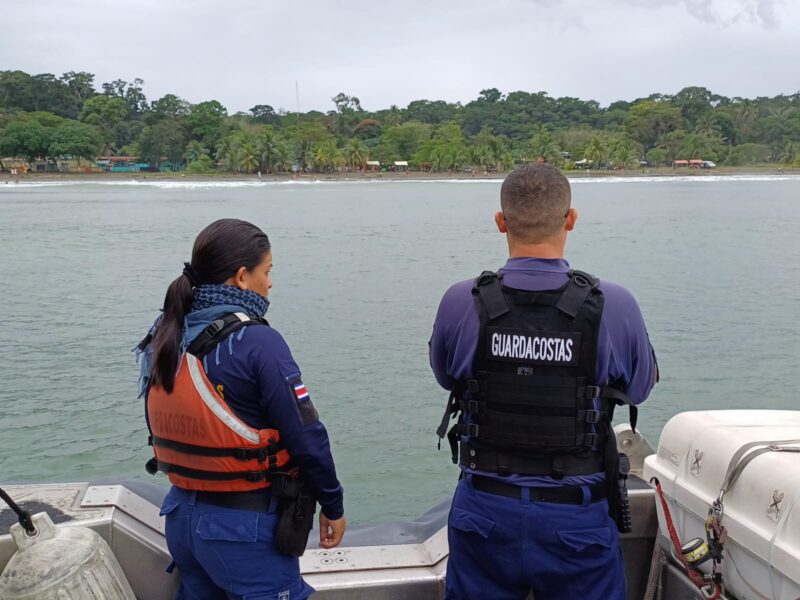 Guardacostas mantienen búsqueda de pescadores desaparecidos