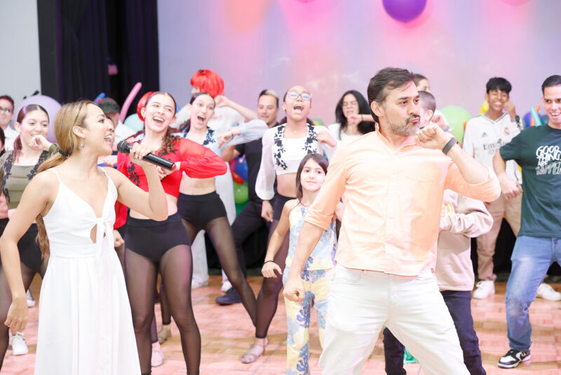 El humorista Edgar Murillo fue parte de la celebración en la que hubo juegos interactivos y bailes.