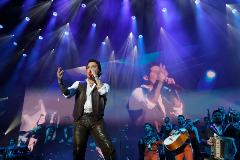 El mexicano Christian Nodal salió primero a escena.