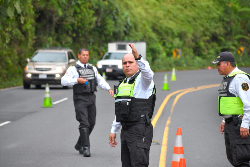 Oficiales de tránsito ya no aplicarían multas a conductores que no porten licencia si se comprueba la existencia del documento.