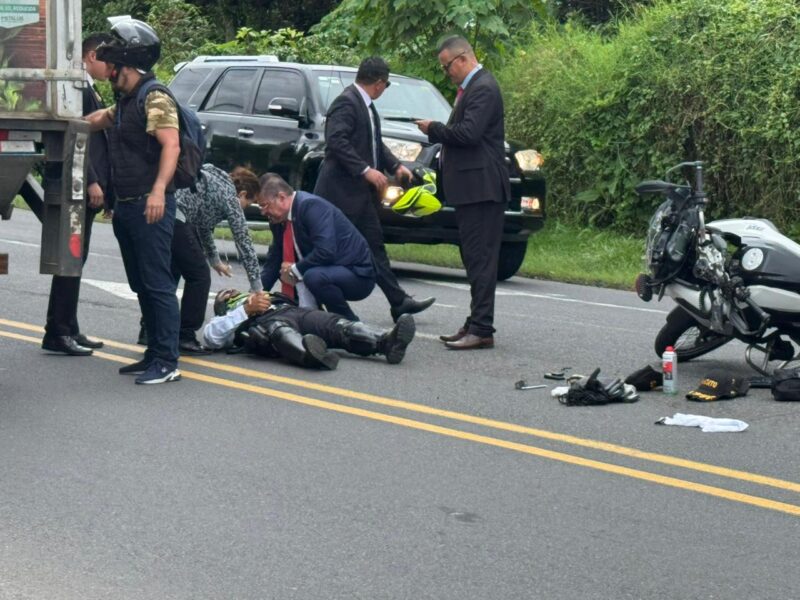 Presidente ayuda a escolta tras sufrir accidente