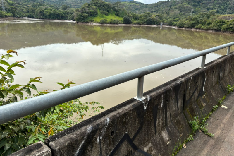 Puente que conecta Atenas con Mora