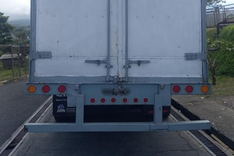 Se baja a revisar camión y le roban contenedor cargado de productos
