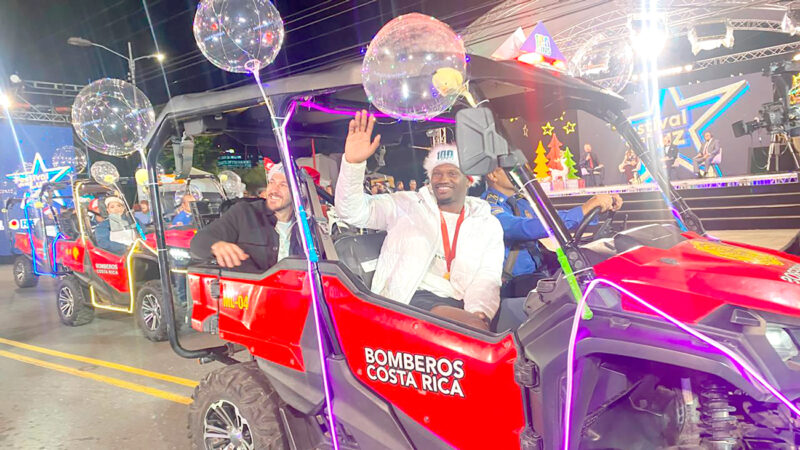 Sherman-Guity-fue-homenajeado-durante-el-Festival-de-la-Luz-2024.