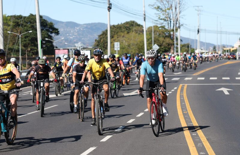 Cientos de ciclistas toman las calles en manifestación.